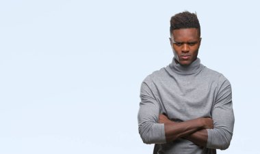 Afrikalı-Amerikalı genç izole arka plan şüpheci ve sinir, onaylamayan ifade yüz çapraz kolları üzerinde. Negatif kişi.