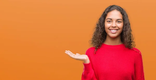 Jovem Hispânica Vestindo Camisola Vermelha Sorrindo Alegre Apresentando Apontando Com — Fotografia de Stock