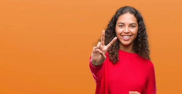 Junge Hispanische Frau Rotem Pullover Lächelt Die Kamera Und Zeigt — Stockfoto