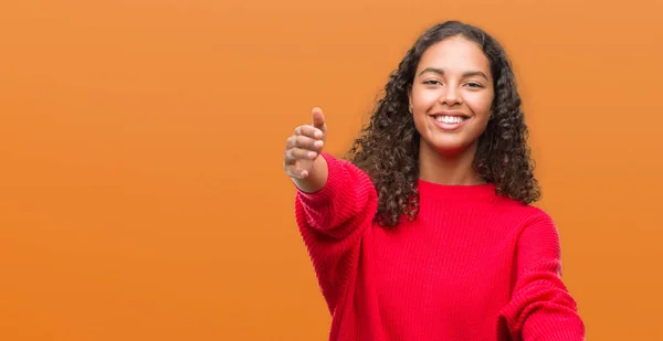 Jovem Hispânica Vestindo Camisola Vermelha Olhando Para Câmera Sorrindo Braços — Fotografia de Stock