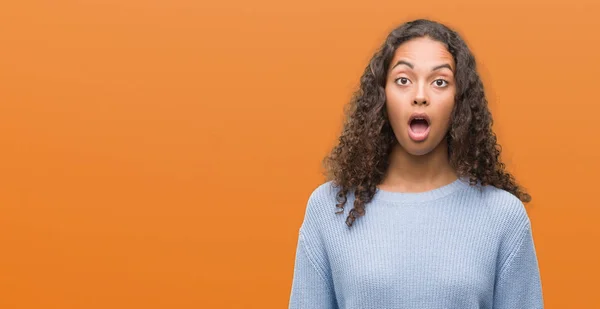 Schöne Junge Hispanische Frau Erschrocken Mit Einem Überraschungsgesicht Ängstlich Und — Stockfoto