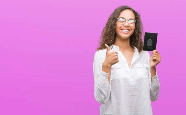 Junge Hispanische Frau Mit Kanadischem Pass Glücklich Mit Breitem Lächeln — Stockfoto