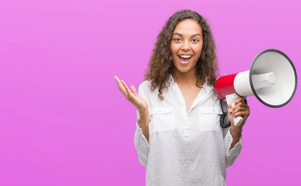 Jonge Spaanse Vrouw Houden Megafoon Erg Blij Opgewonden Winnaar Expressie — Stockfoto