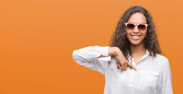 Mujer Hispana Joven Con Gafas Sol Con Cara Sorpresa Apuntando —  Fotos de Stock