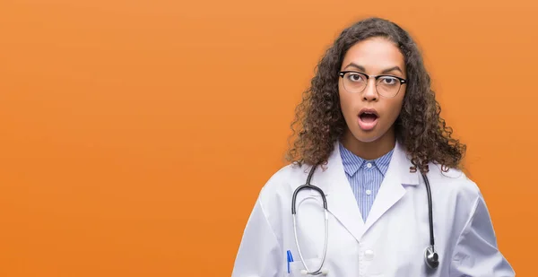 ヒスパニック系女医女性の驚き顔 恐怖表現と興奮とショックで怖い — ストック写真