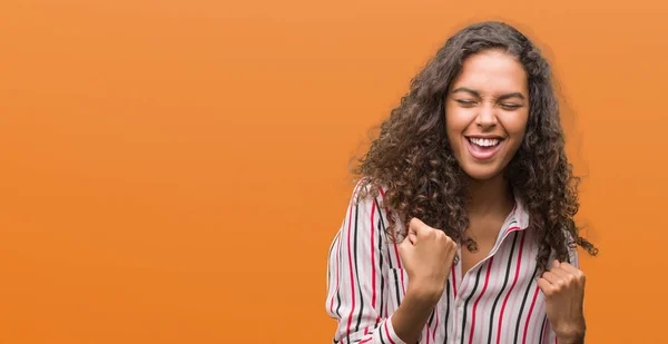 Mooie Jonge Spaanse Vrouw Erg Blij Opgewonden Doet Winnaar Gebaar — Stockfoto