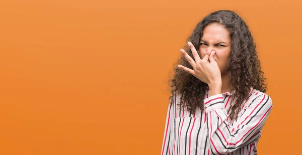 臭いと嫌な何かの臭いがする美しい若いヒスパニック系女性 耐え難い臭い 鼻に指で息を止めてします 悪いにおいの概念 — ストック写真