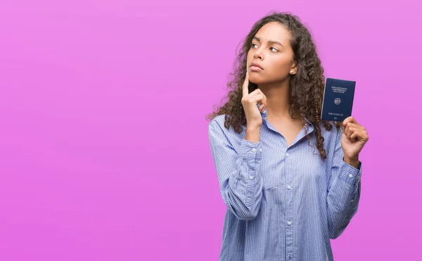 Genç Spanyol Kadın Holding Pasaport Almanya Ciddi Bir Yüz Düşünce — Stok fotoğraf