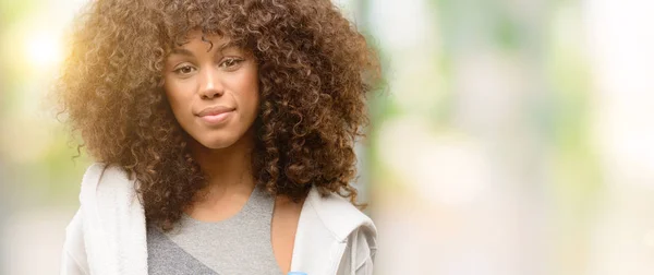 African American Fitness Vrouw Met Waterfles Met Een Vertrouwen Uitdrukking — Stockfoto