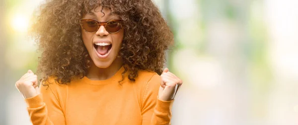 Donna Afroamericana Che Indossa Maglione Orage Urlando Orgoglioso Celebrando Vittoria — Foto Stock