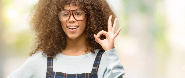 Donna Afroamericana Che Indossa Uno Stile Retrò Facendo Segno Con — Foto Stock