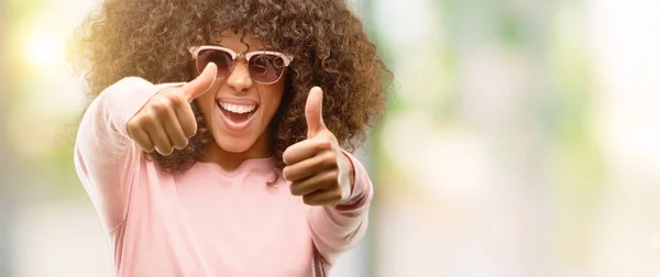 Afroamerikanska Kvinnan Bär Rosa Solglasögon Godkänna Tummen Gör Positiv Gest — Stockfoto