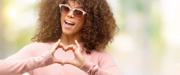 African American Kobieta Nosi Różowe Okulary Uśmiechający Się Miłość Serce — Zdjęcie stockowe