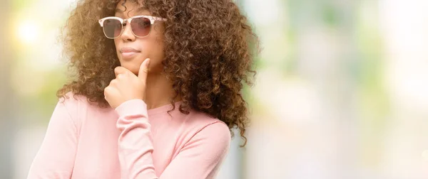 Mulher Afro Americana Vestindo Óculos Sol Rosa Olhando Confiante Para — Fotografia de Stock