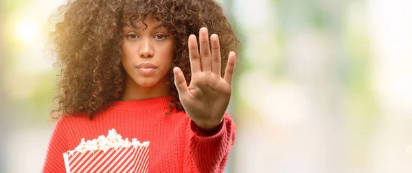 Mujer Afroamericana Comiendo Palomitas Maíz Con Mano Abierta Haciendo Stop —  Fotos de Stock