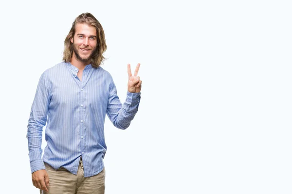 Homem Bonito Jovem Com Cabelos Longos Sobre Fundo Isolado Sorrindo — Fotografia de Stock