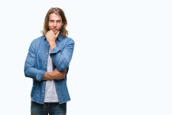 Homem Bonito Jovem Com Cabelos Longos Sobre Fundo Isolado Olhando — Fotografia de Stock