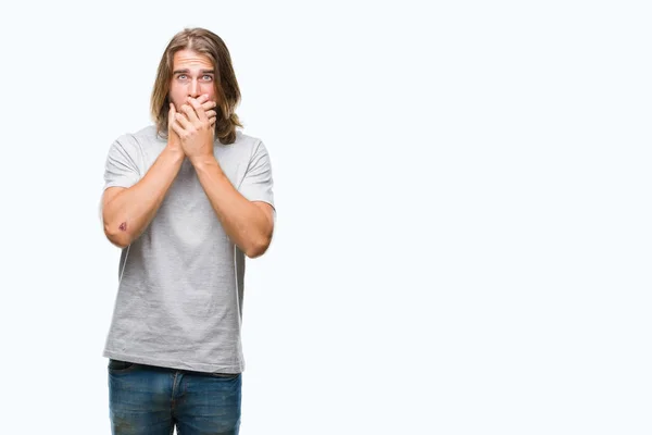 Homem Bonito Jovem Com Cabelos Longos Sobre Fundo Isolado Chocado — Fotografia de Stock