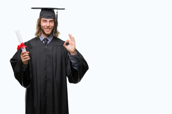 Młody Przystojny Absolwent Człowiek Długimi Włosami Posiadający Stopień Białym Tle — Zdjęcie stockowe