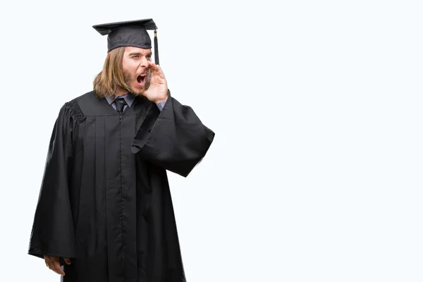 Ung Vacker Examen Man Med Långt Hår Över Isolerade Bakgrunden — Stockfoto