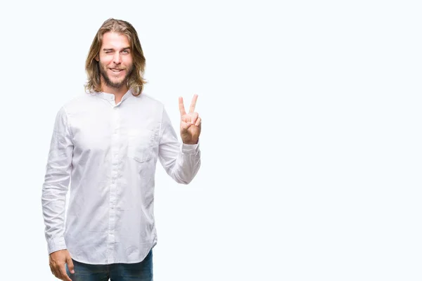 Homem Bonito Jovem Com Cabelos Longos Sobre Fundo Isolado Sorrindo — Fotografia de Stock