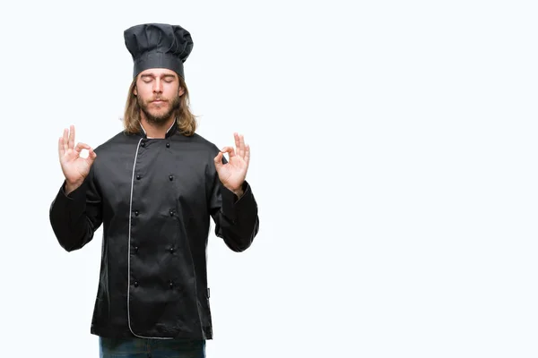 Joven Guapo Cocinero Con Pelo Largo Sobre Fondo Aislado Relajarse —  Fotos de Stock