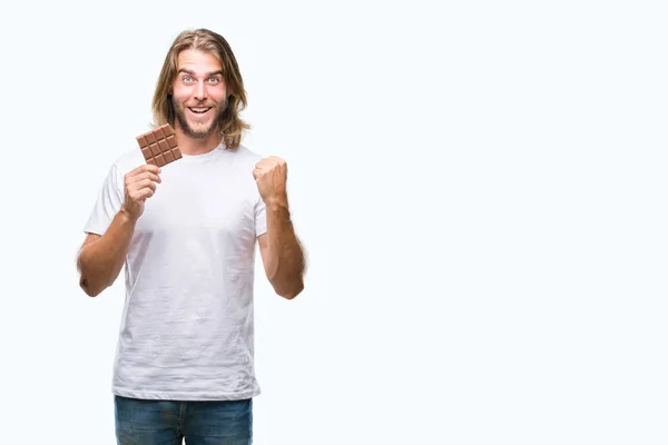Jovem Homem Bonito Com Cabelo Comprido Comendo Barra Chocolate Sobre — Fotografia de Stock