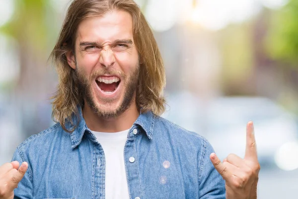 Homem Bonito Jovem Com Cabelos Longos Sobre Fundo Isolado Gritando — Fotografia de Stock