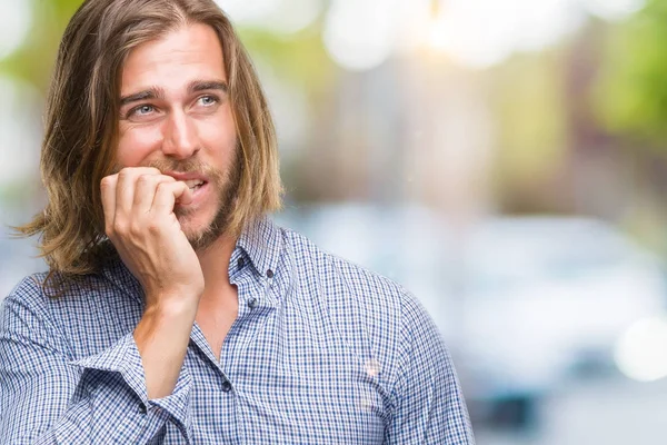 Joven Hombre Guapo Con Pelo Largo Sobre Fondo Aislado Buscando — Foto de Stock