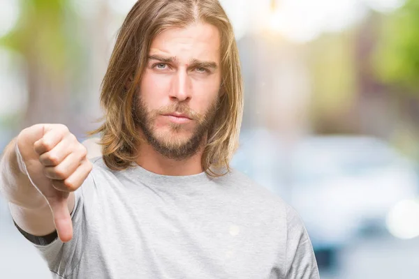 Homem Bonito Jovem Com Cabelos Longos Sobre Fundo Isolado Olhando — Fotografia de Stock