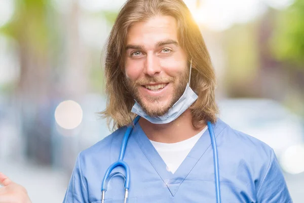 Giovane Bell Uomo Medico Con Capelli Lunghi Sfondo Isolato Sorridente — Foto Stock