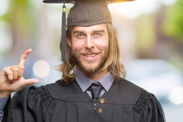 Genç Yakışıklı Adam Uzun Saçlı Izole Arka Plan Gülümseyen Süre — Stok fotoğraf