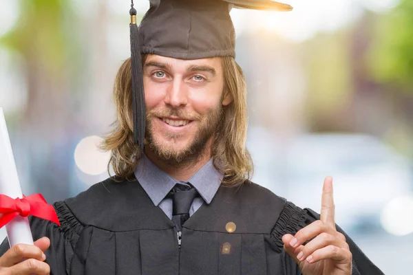 Joven Hombre Apuesto Graduado Con Pelo Largo Sosteniendo Grado Sobre — Foto de Stock