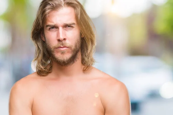 Genç Yakışıklı Gömleksiz Adam Uzun Saçlı Seksi Vücut Üzerinde Izole — Stok fotoğraf