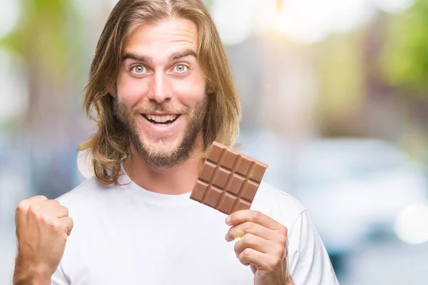 Jeune Homme Beau Aux Cheveux Longs Mangeant Barre Chocolat Sur — Photo