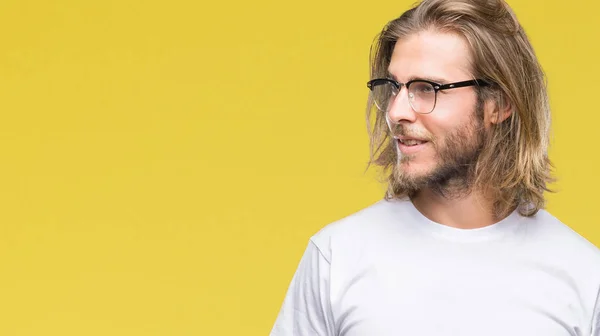 Genç Yakışıklı Adam Uzun Saçlı Gözlüklü Uzak Tarafına Yüzünde Doğal — Stok fotoğraf