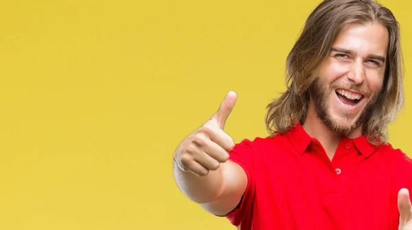 Joven Hombre Guapo Con Pelo Largo Sobre Fondo Aislado Aprobando — Foto de Stock