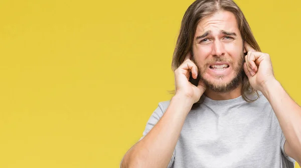 Homem Bonito Jovem Com Cabelos Longos Sobre Fundo Isolado Cobrindo — Fotografia de Stock