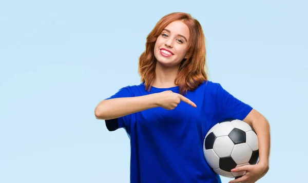 Junge Schöne Frau Über Isoliertem Hintergrund Hält Fußball Ball Sehr — Stockfoto
