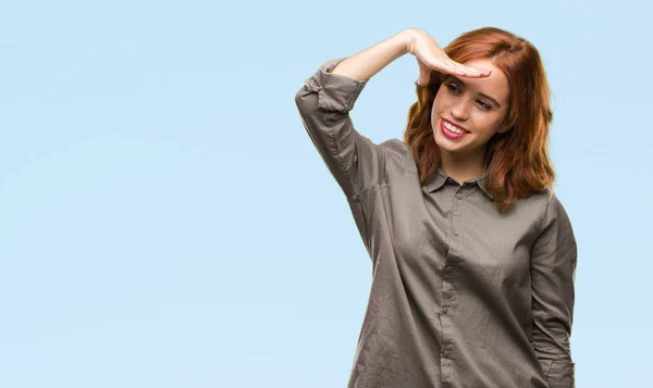 Joven Mujer Hermosa Sobre Fondo Aislado Muy Feliz Sonriente Mirando —  Fotos de Stock