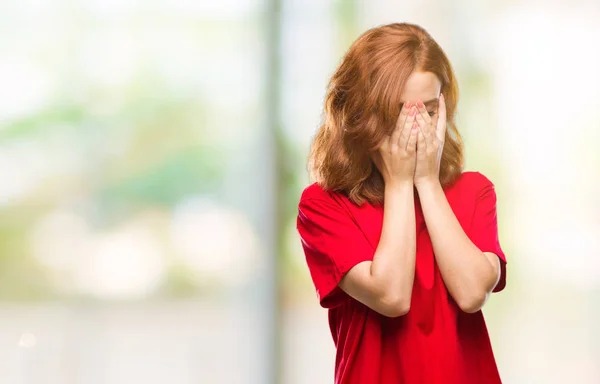 Jeune Belle Femme Sur Fond Isolé Avec Expression Triste Couvrant — Photo