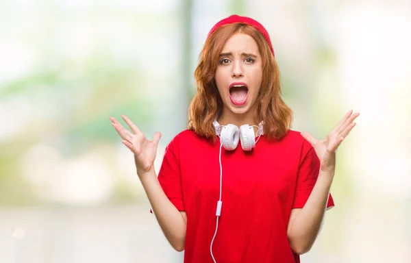 Junge Schöne Hipsterfrau Über Isoliertem Hintergrund Mit Kopfhörern Und Mütze — Stockfoto