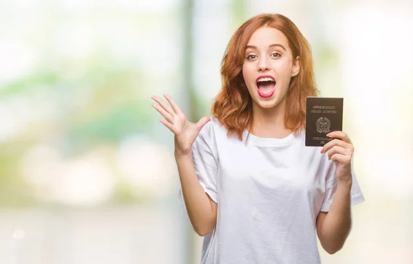 Joven Mujer Hermosa Sosteniendo Pasaporte Italia Sobre Fondo Aislado Muy — Foto de Stock