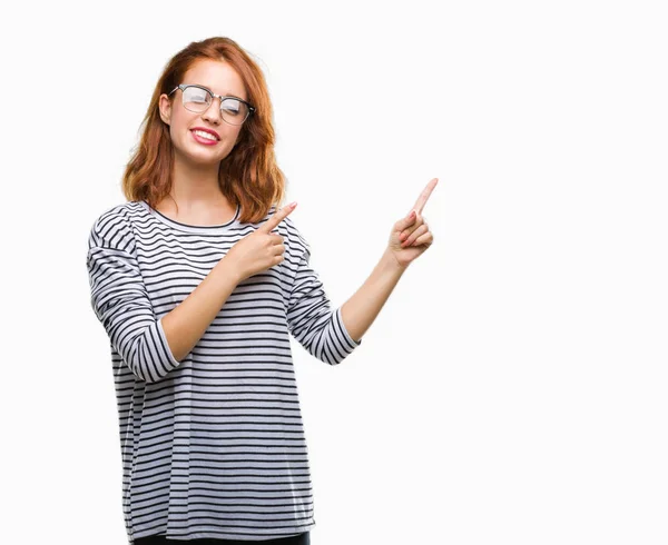 Jovem Bela Mulher Sobre Fundo Isolado Usando Óculos Sorrindo Olhando — Fotografia de Stock