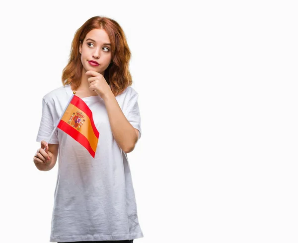 Молода Красива Жінка Тримає Прапор Іспанії Над Ізольованим Тлом Серйозне — стокове фото