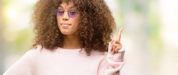 Mujer Afroamericana Vestida Con Suéter Rosa Sorprendida Con Una Idea —  Fotos de Stock