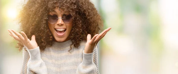 Afrikanisch Amerikanische Frau Trägt Einen Gestreiften Pullover Sehr Glücklich Und — Stockfoto