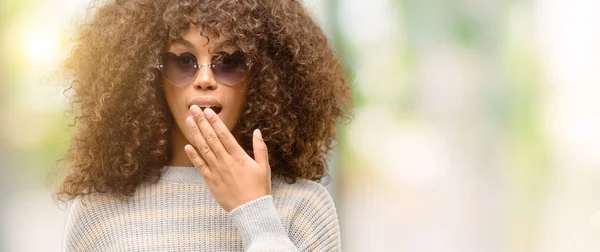 Mujer Afroamericana Vistiendo Suéter Rayas Cubre Boca Con Mano Conmocionada — Foto de Stock