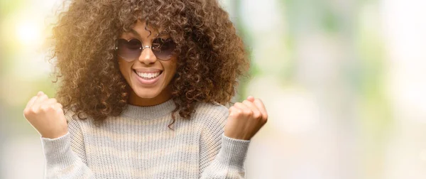 Mujer Afroamericana Vistiendo Suéter Rayas Gritando Orgullosa Celebrando Victoria Éxito —  Fotos de Stock