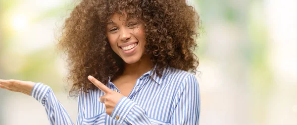 Mujer Afroamericana Vistiendo Una Camisa Rayas Muy Feliz Señalando Con —  Fotos de Stock